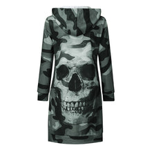 Laden Sie das Bild in den Galerie-Viewer, Camouflage skull long sleeve sweater