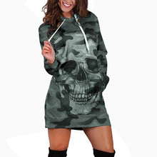 Laden Sie das Bild in den Galerie-Viewer, Camouflage skull long sleeve sweater