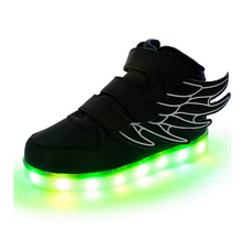 Laden Sie das Bild in den Galerie-Viewer, Kinderschuhe mit LED Lichter und Flügel, USB aufladbar