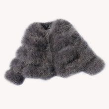 Laden Sie das Bild in den Galerie-Viewer, Women&#39;s ostrich fur coat
