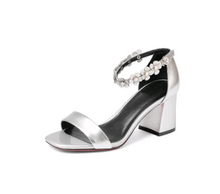 Laden Sie das Bild in den Galerie-Viewer, high heel flower foot ring strap quality shoes
