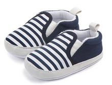 Laden Sie das Bild in den Galerie-Viewer, Baby first walkers, Baby gestreifte weiche Schuhe
